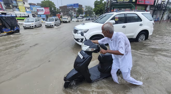  ৪০ বছরের রেকর্ড বৃষ্টিতে অচল দিল্লি, মৃত্যু ১৫